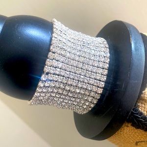 elegant bracelets for women Color Silver with shiny stones